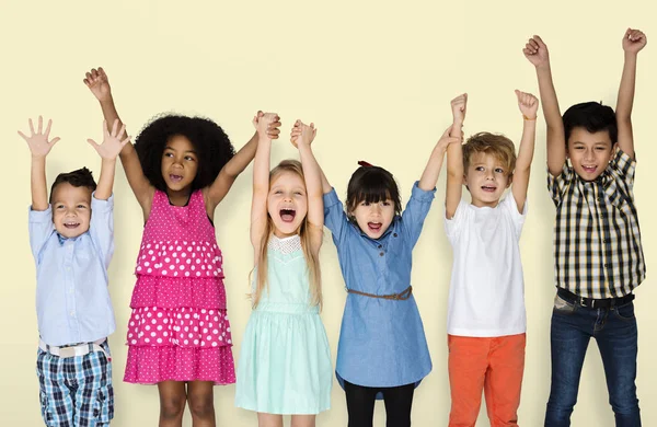 Kinder halten die Hände hoch — Stockfoto