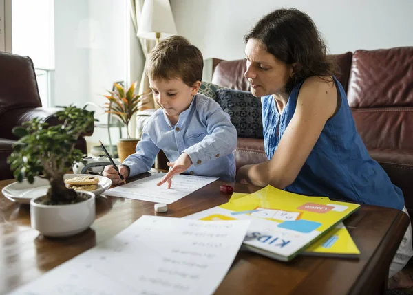 Anya csinál házi feladatot a fia — Stock Fotó
