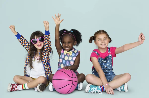 Meninas sentadas no chão com bola de basquete — Fotografia de Stock