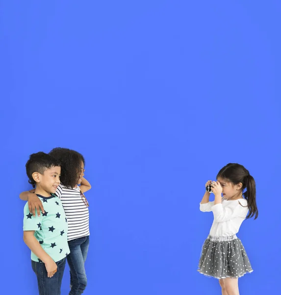 Niños tomando fotos — Foto de Stock