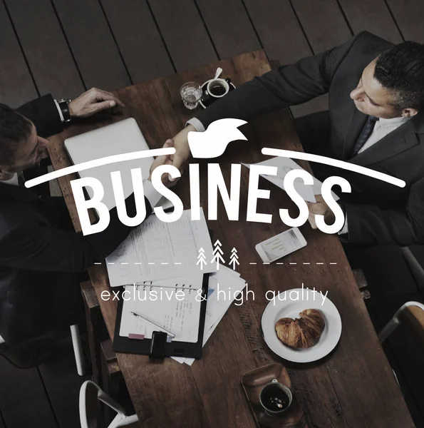 Toplantıda el sıkışan Businesmen — Stok fotoğraf