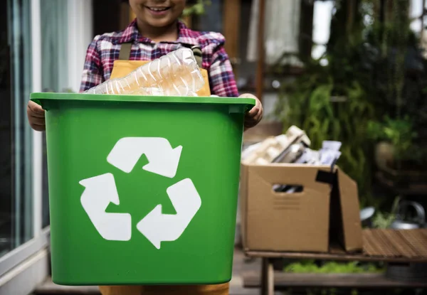 Afrikanerin Trennt Recycelbaren Müll Plastikflaschen Und Originelle Fotosets — Stockfoto