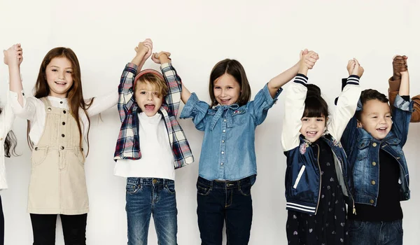Τα παιδιά που είναι κρατώντας τα χέρια υψωμένα — Φωτογραφία Αρχείου
