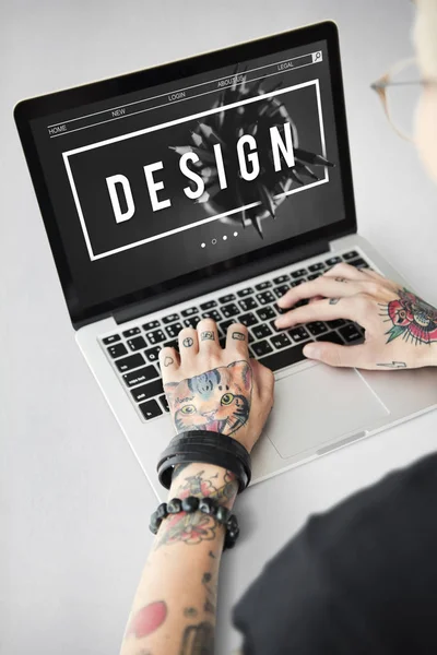 Tattooed person typing on laptop. — Stock Photo, Image