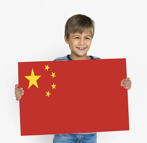 Pojken håller plakat — Stockfoto