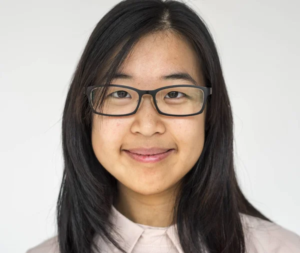 Молода доросла усміхнена азіатська жінка — стокове фото