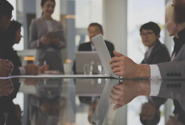 Empresários brainstorming à mesa — Fotografia de Stock