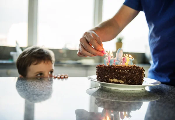 Padre e figlio con torta di compleanno — Foto Stock