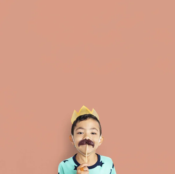 Junge mit Schnurrbart am Stock — Stockfoto