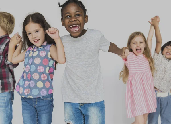 Kinderen spelen samen — Stockfoto