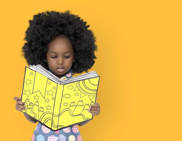 Маленька африканська дівчина читання книга — стокове фото