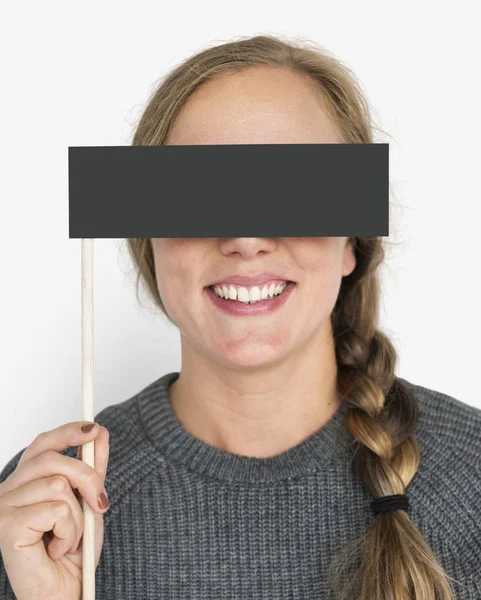 Kvinna som täcker ögonen med banner — Stockfoto