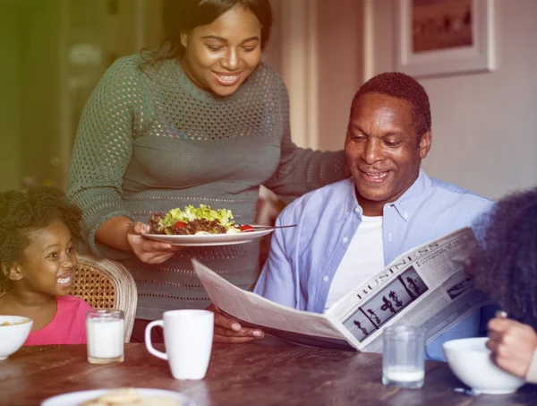 Familia cenando en casa —  Fotos de Stock