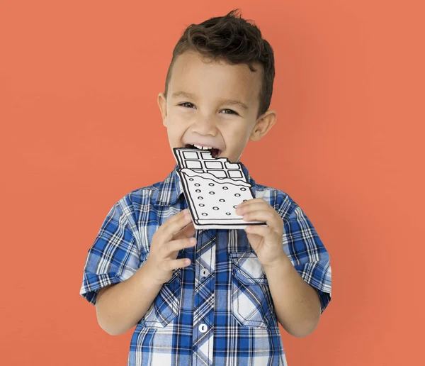 Jongen papier chocolade eten — Stockfoto