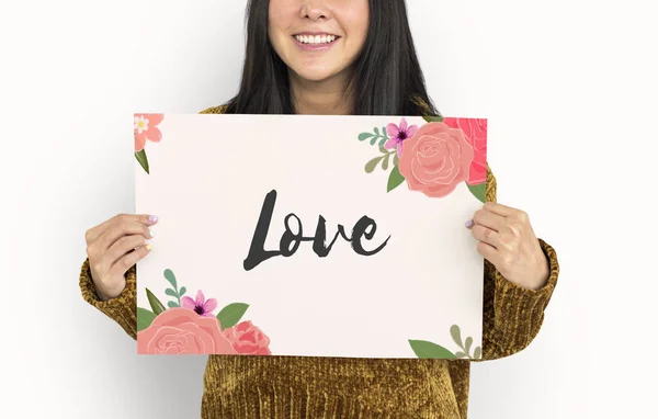 Mujer sonriendo y sostiene pancarta —  Fotos de Stock