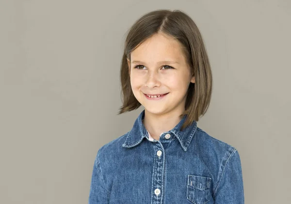 Kleine meisje dragen jeans overhemd — Stockfoto