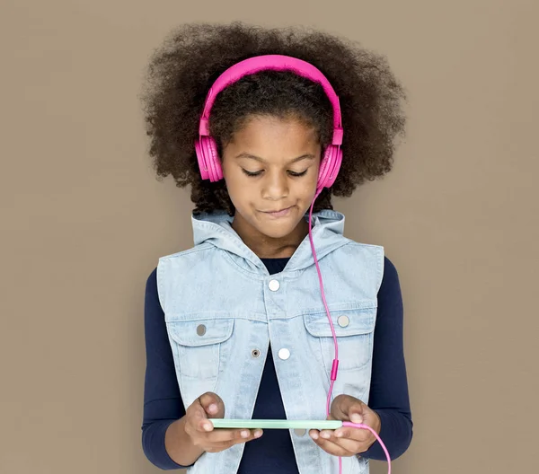 Дівчина в навушниках за допомогою цифрового планшета — стокове фото