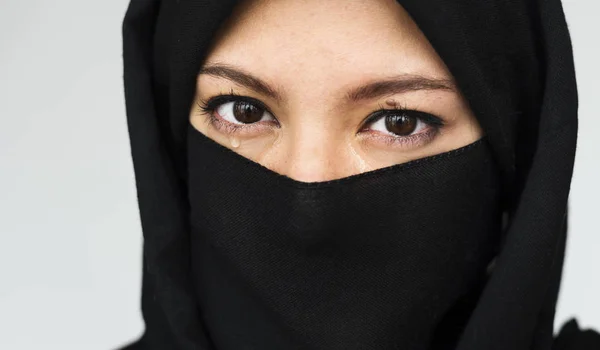 Portrait of muslim woman in purdah — Stock Photo, Image
