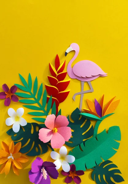 Virágok és origami rózsaszín flamingó — Stock Fotó