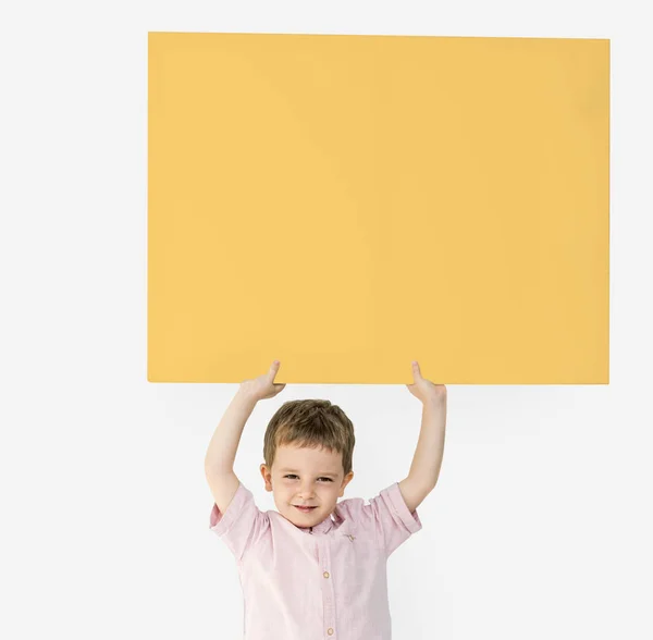 Mały chłopiec trzyma billboard reklama — Zdjęcie stockowe