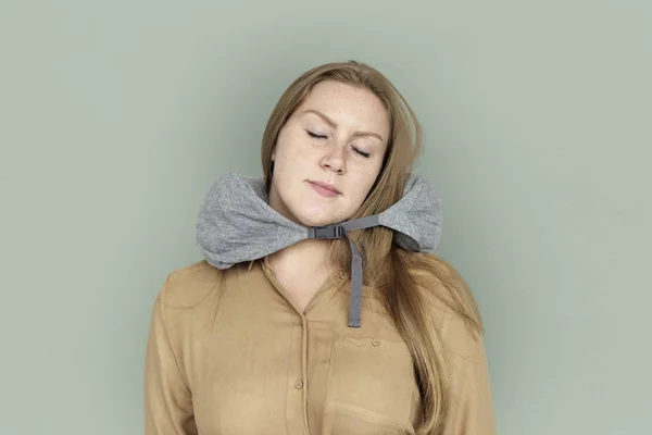 Женщина спит на подушке для путешествий — стоковое фото