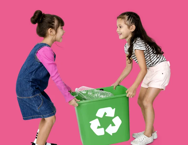 Dos chicas llevando papelera de reciclaje — Foto de Stock