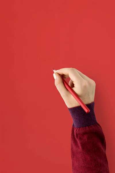 Mão segurando lápis e desenho — Fotografia de Stock