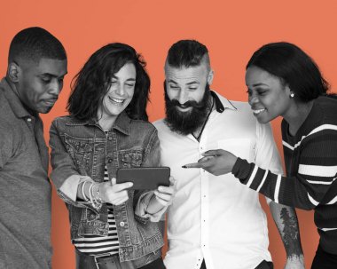 Arkadaşlar dijital aygıt kullanarak