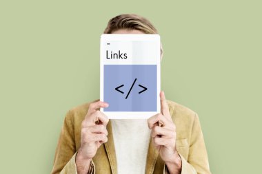 Dijital tablet kapsayan yüz tutan adam