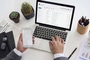 adam telefon kullanarak ve dizüstü