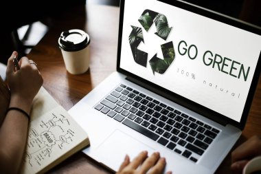 dizüstü bilgisayar kullanan insanlar