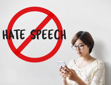 Akıllı telefon kullanan kadın