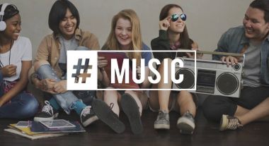 çok ırklı insanlar birlikte eğleniyor