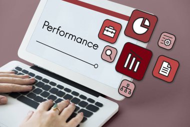 Dizüstü bilgisayarda yazan kadın klavyesi