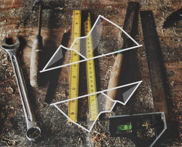 Деревообрабатывающие инструменты в мастерской — стоковое фото