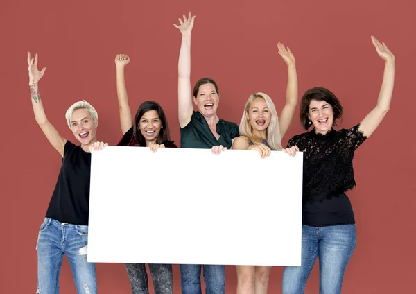 Mujeres sosteniendo banner en blanco — Foto de Stock