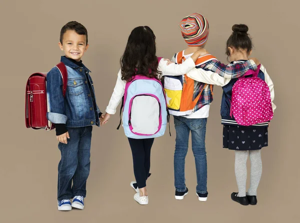 Crianças da escola com mochilas — Fotografia de Stock