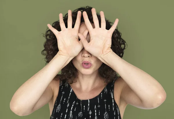 Mujer cubriendo los ojos con las manos —  Fotos de Stock