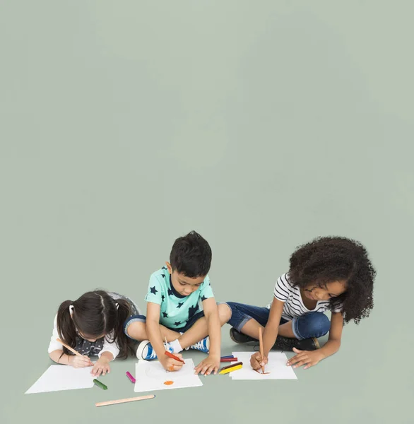 Enfants assis sur le sol et dessin — Photo