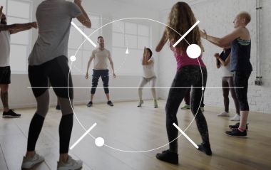 İnsanlar egzersiz egzersizler yapıyor