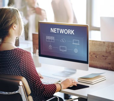 Bilgisayarda çalışan iş kadını