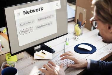 bilgisayara karşı oturan adam