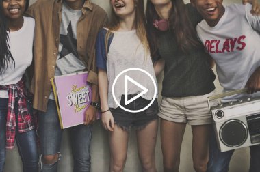 çok ırklı insanlar birlikte eğleniyor