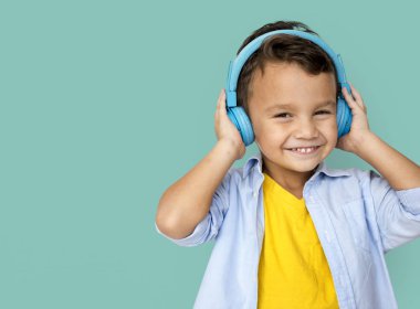 Çocuk müzik dinlemek mavi kulaklık