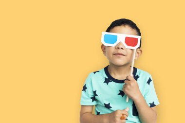 3D gözlük sopa üzerinde tutan çocuk    