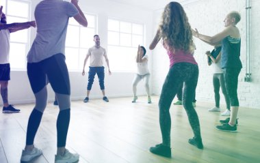 İnsanlar egzersiz egzersizler yapıyor