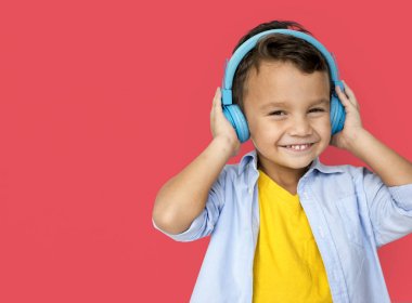 Çocuk müzik dinlemek mavi kulaklık