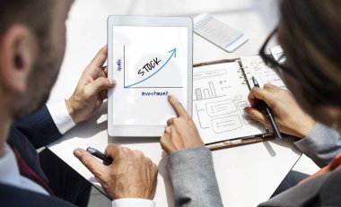 Dijital tablet kullanarak iş adamları 