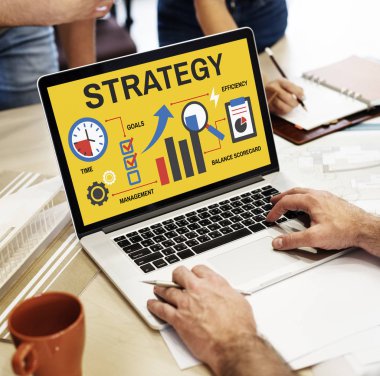 insan eli dizüstü bilgisayar kullanarak 