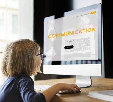 bilgisayar kullanan küçük kız